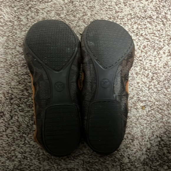 Micheal Kors shoe size s 8.5 - Picture 2 of 5